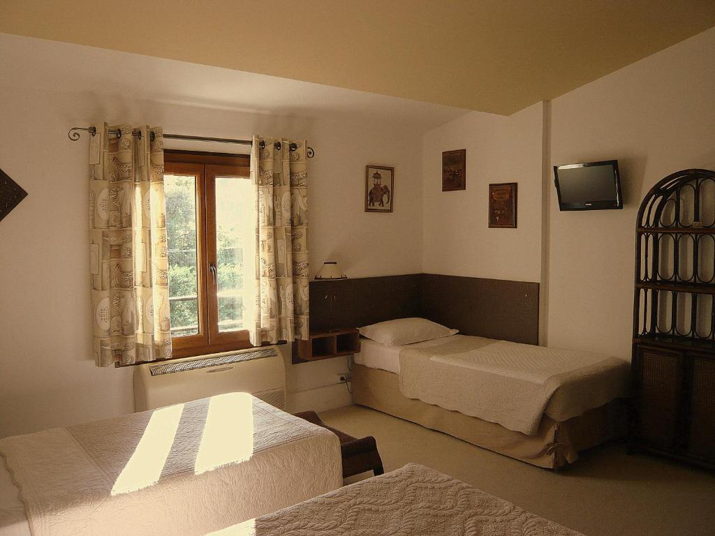 Hotel Mistral Mas-Blanc-des-Alpilles Room photo