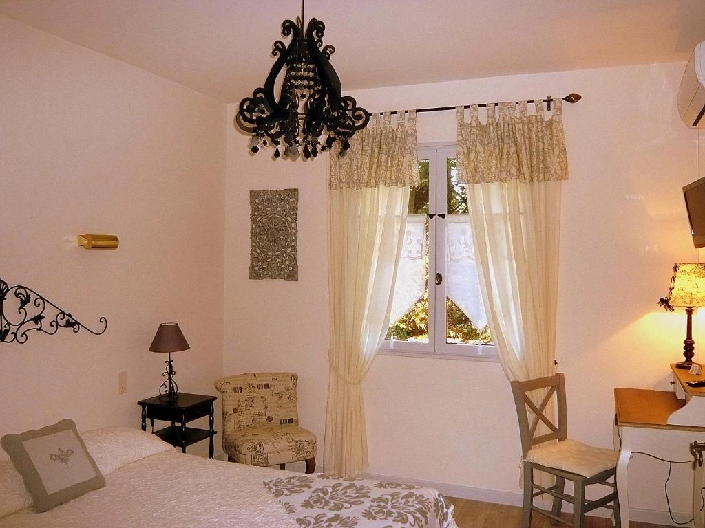 Hotel Mistral Mas-Blanc-des-Alpilles Room photo