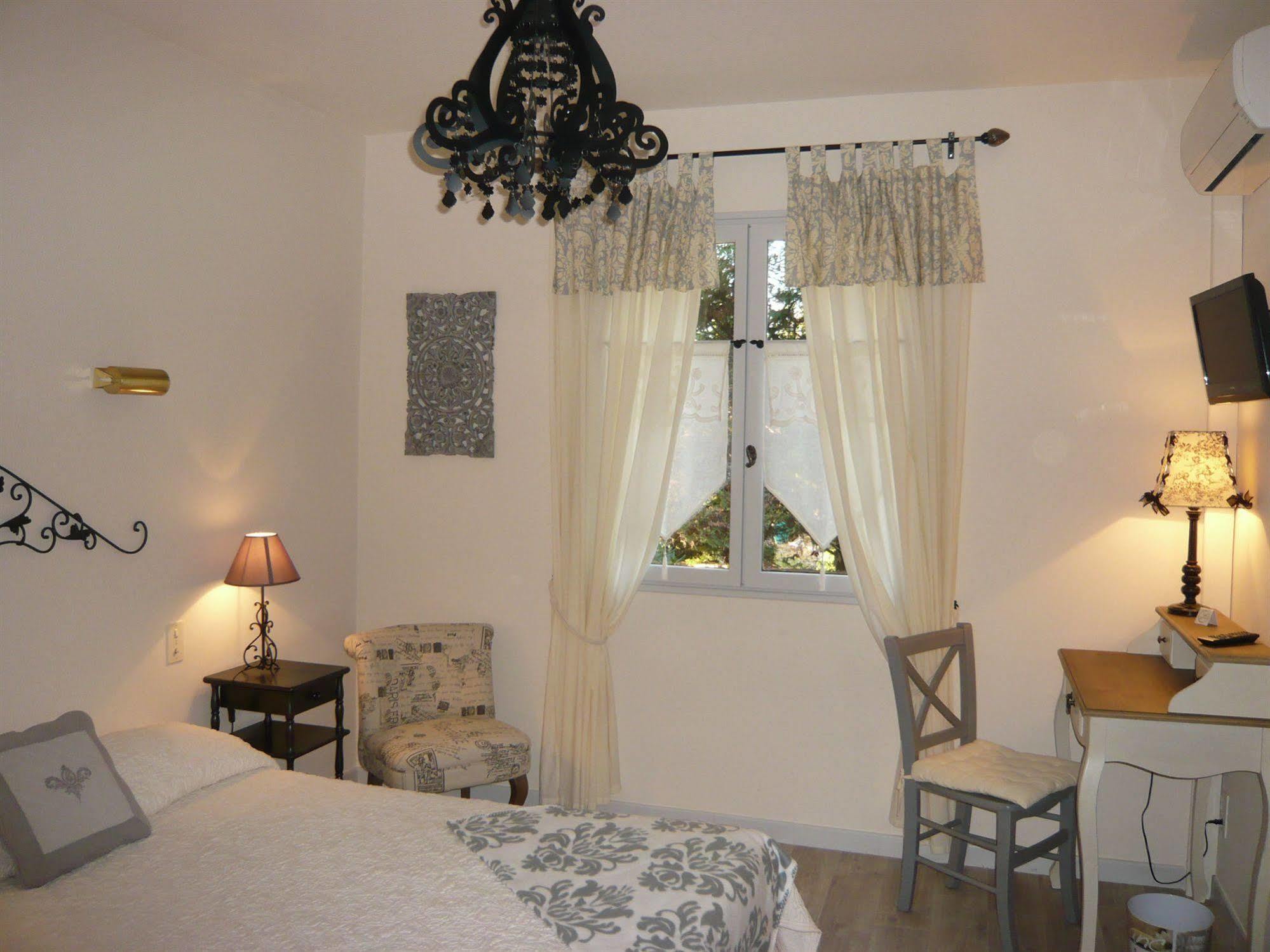 Hotel Mistral Mas-Blanc-des-Alpilles Exterior photo