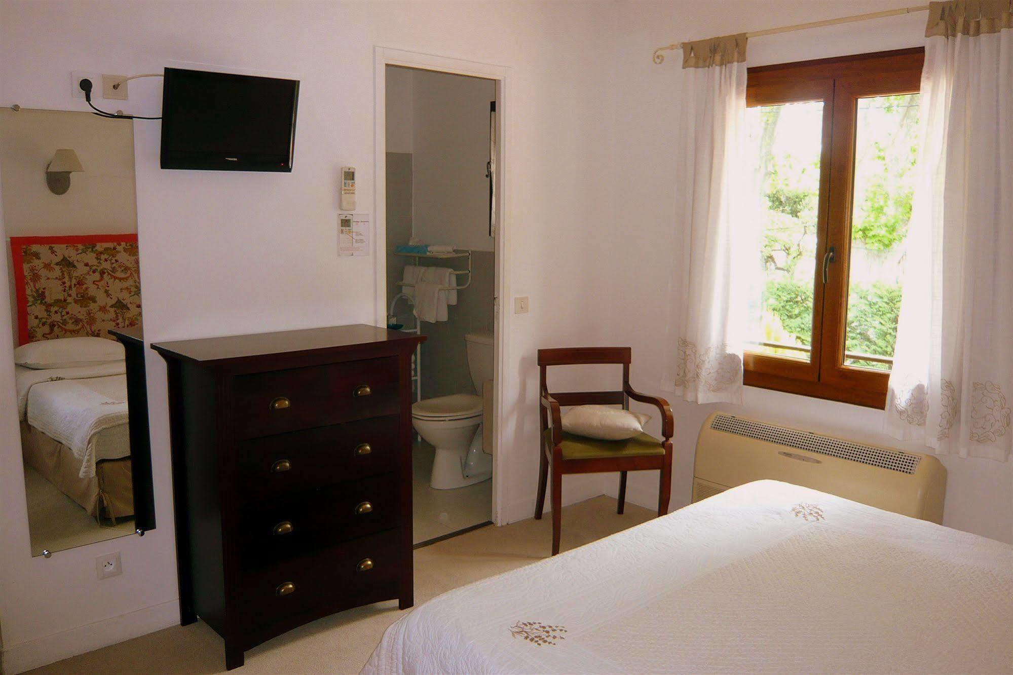 Hotel Mistral Mas-Blanc-des-Alpilles Exterior photo
